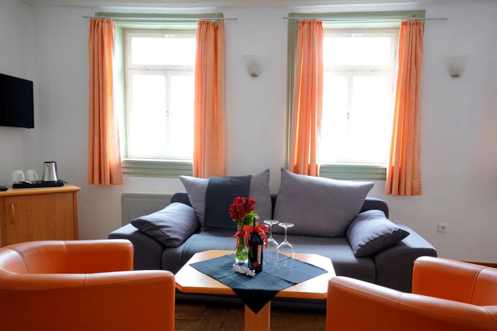 Hotel Adler Am Schloss Bonnigheim Buitenkant foto