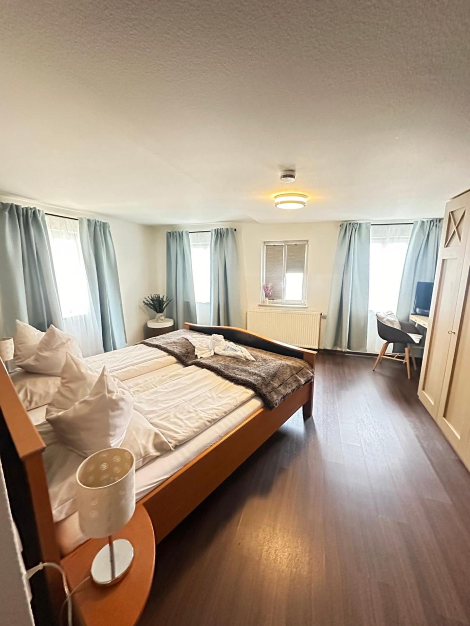 Hotel Adler Am Schloss Bonnigheim Buitenkant foto